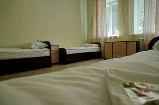 Гостиница Traveler Липецк Кровать в общем четырехместном номере-1