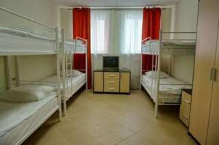 Гостиница Traveler Липецк Кровать в общем 6-местном номере для мужчин и женщин-1
